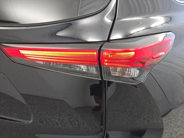 used 2022 Toyota Highlander car, priced at $40,819