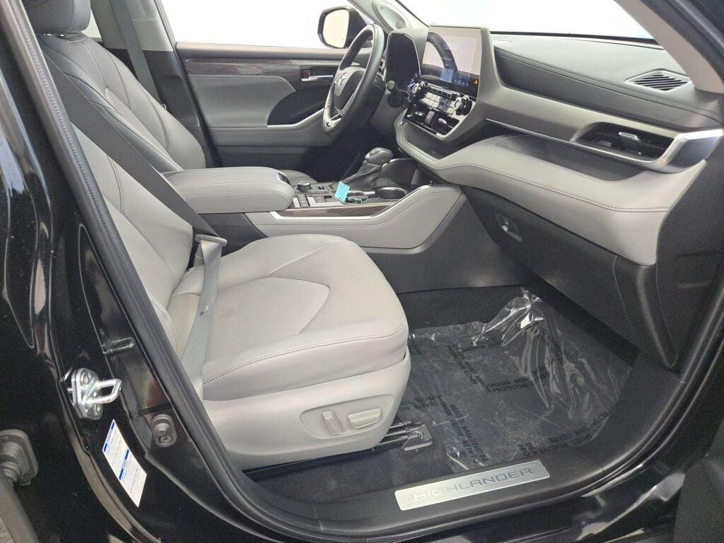 used 2022 Toyota Highlander car, priced at $39,079