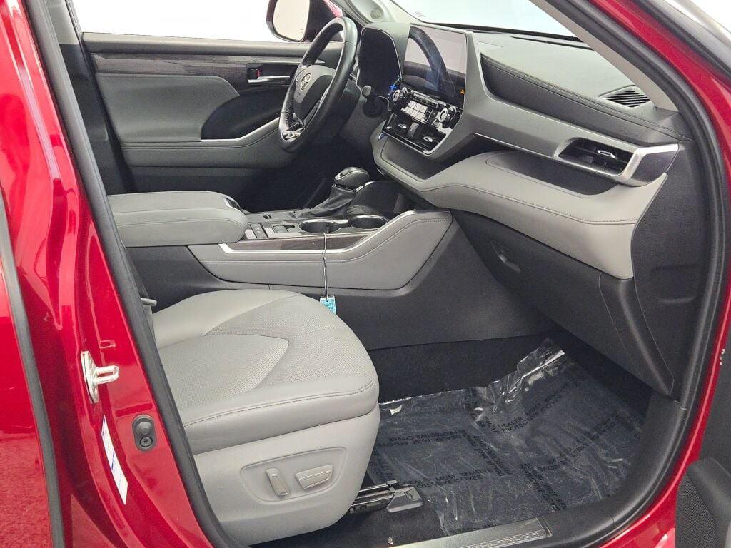 used 2021 Toyota Highlander Hybrid car, priced at $34,394