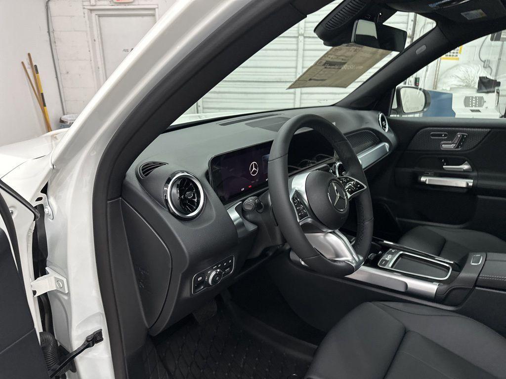 new 2025 Mercedes-Benz GLB 250 car, priced at $47,195