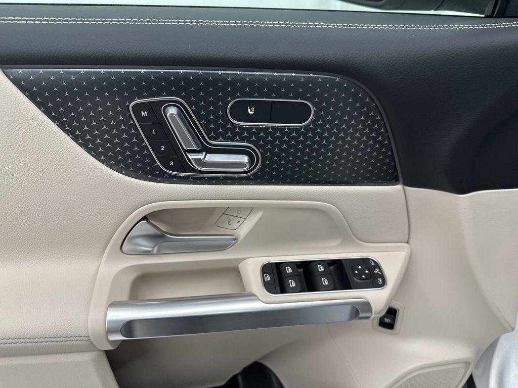 new 2025 Mercedes-Benz GLB 250 car, priced at $49,595