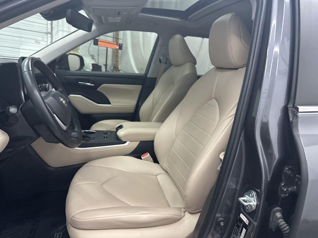 used 2023 Toyota Highlander car, priced at $33,500