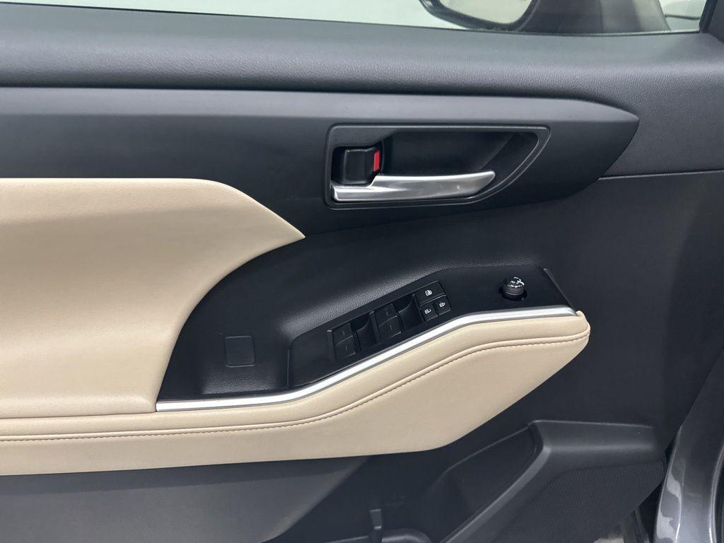 used 2023 Toyota Highlander car, priced at $33,500