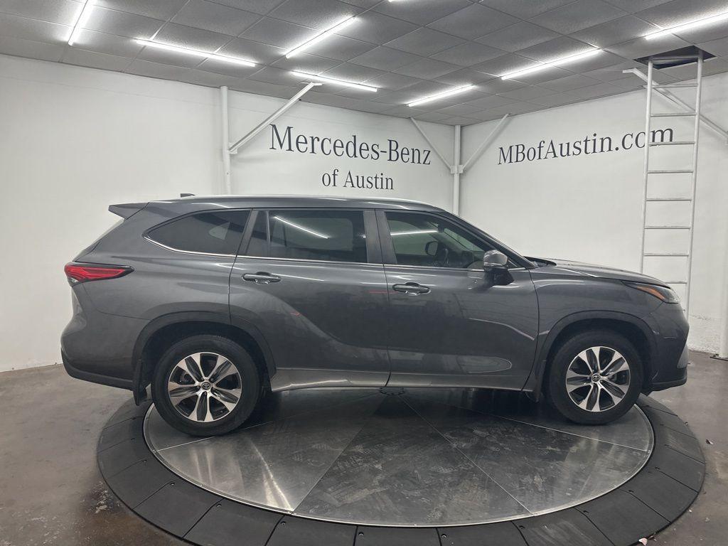 used 2023 Toyota Highlander car, priced at $33,500