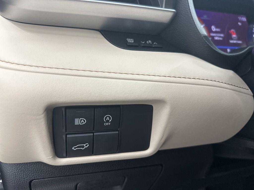used 2023 Toyota Highlander car, priced at $33,500