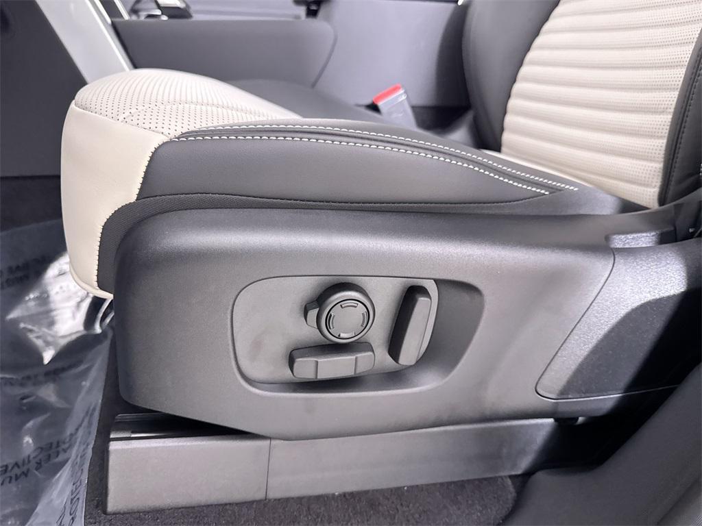 new 2026 Land Rover Discovery car, priced at $78,351