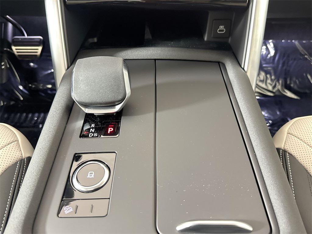 new 2025 Land Rover Discovery car, priced at $72,268