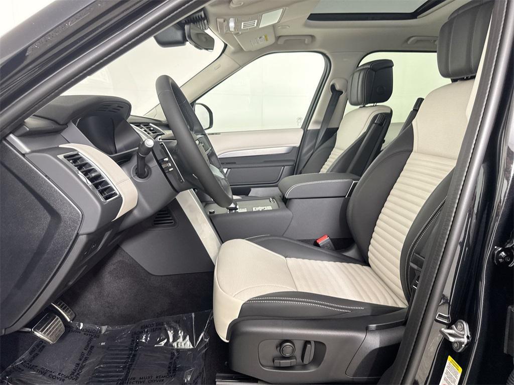 new 2025 Land Rover Discovery car, priced at $72,268