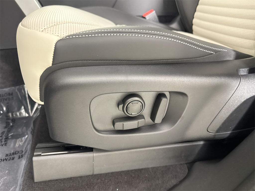 new 2025 Land Rover Discovery car, priced at $72,268