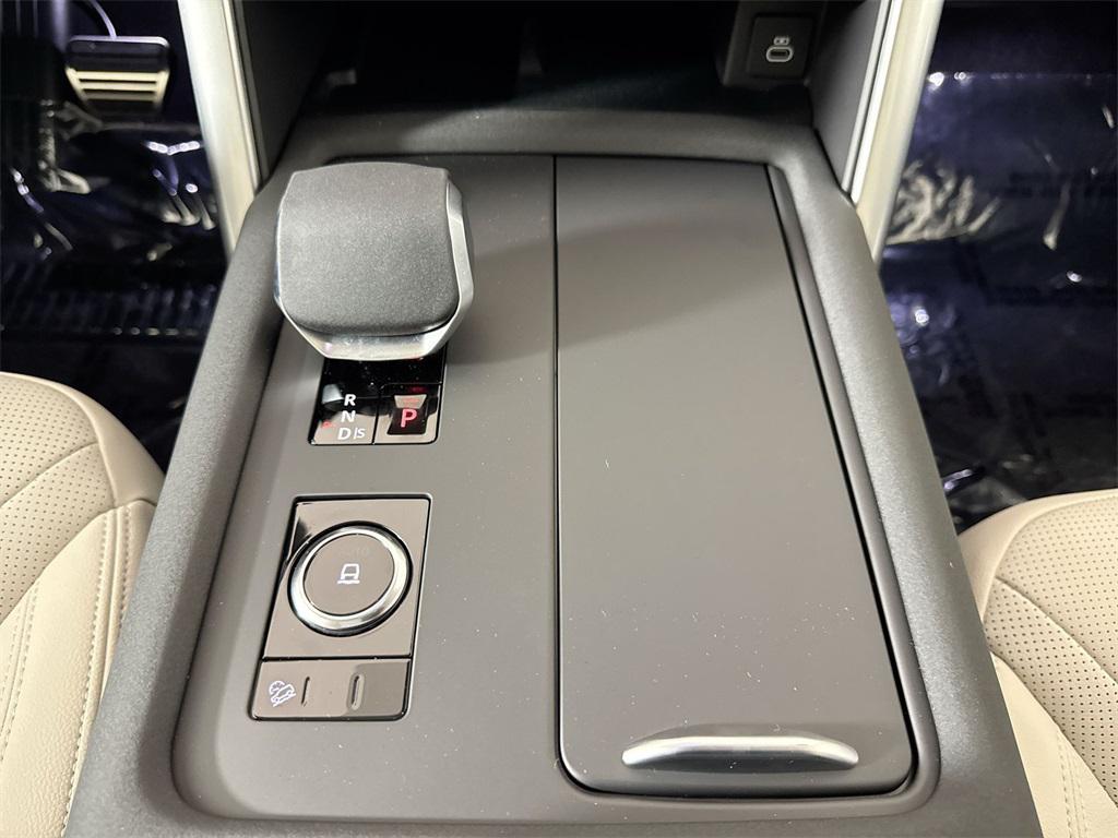 new 2025 Land Rover Discovery car, priced at $70,568