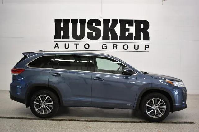 used 2017 Toyota Highlander Hybrid car, priced at $23,998