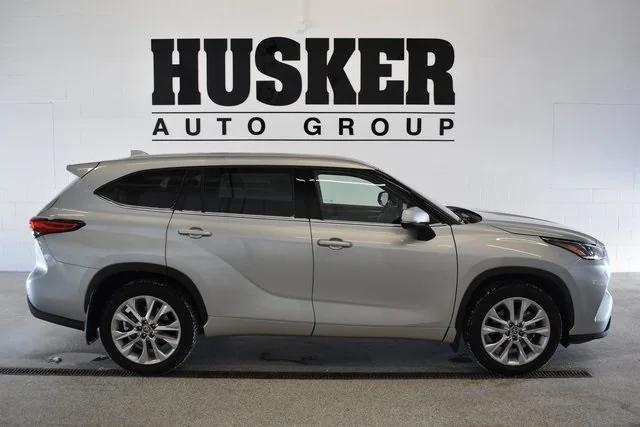 used 2020 Toyota Highlander car, priced at $33,298