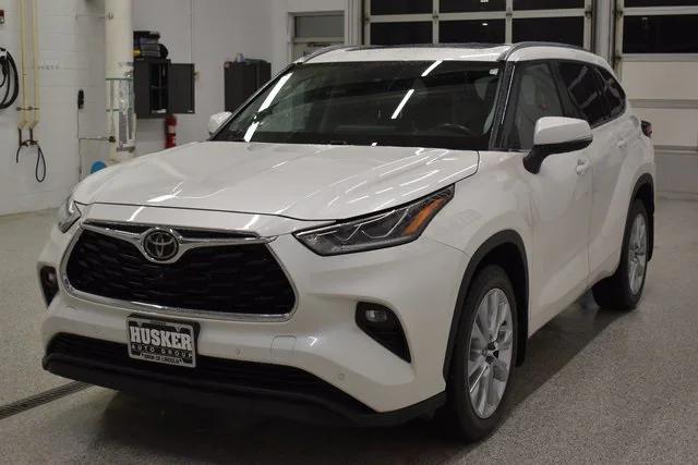 used 2021 Toyota Highlander car, priced at $35,498