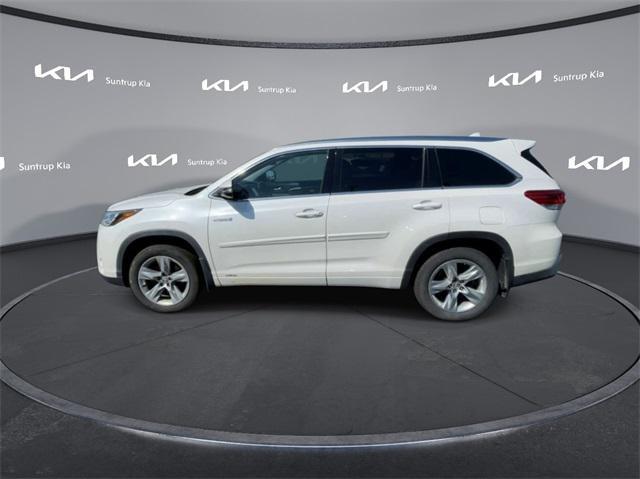 used 2019 Toyota Highlander Hybrid car, priced at $28,215