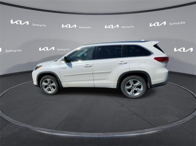 used 2019 Toyota Highlander Hybrid car, priced at $28,215