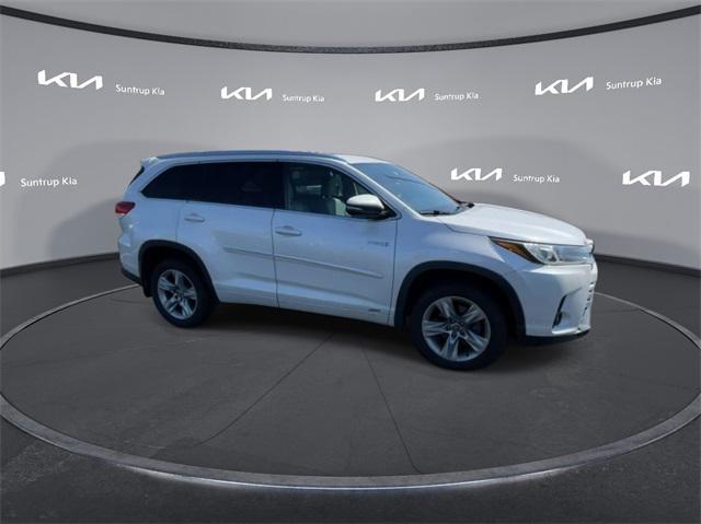 used 2019 Toyota Highlander Hybrid car, priced at $28,215