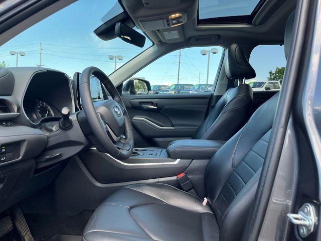 used 2022 Toyota Highlander car, priced at $33,749