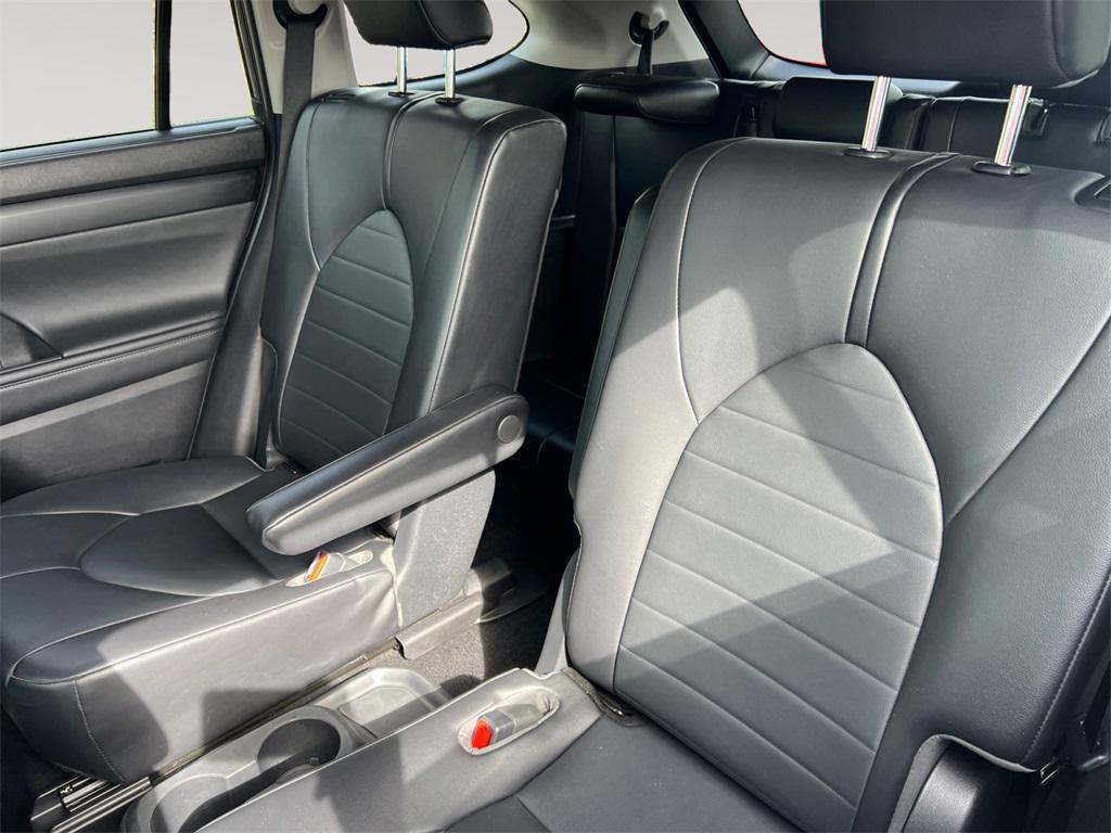 used 2021 Toyota Highlander car, priced at $28,432