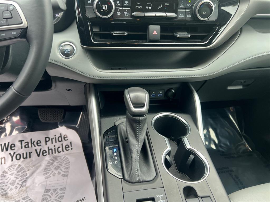 used 2022 Toyota Highlander car, priced at $34,329