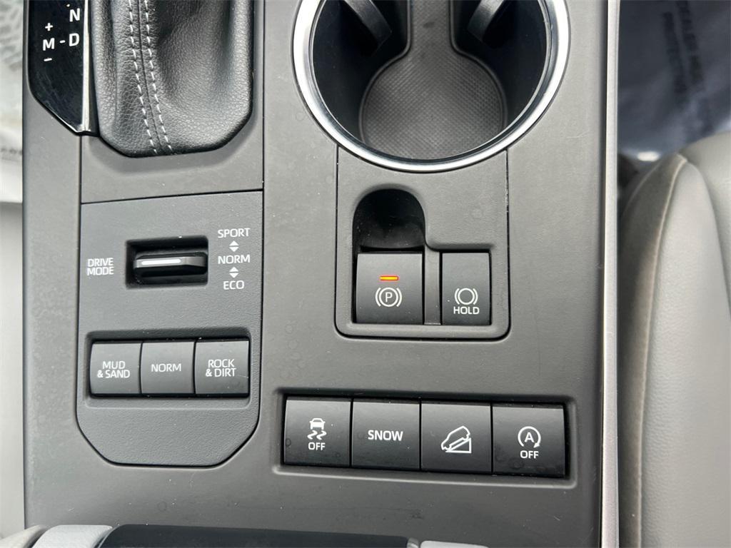 used 2022 Toyota Highlander car, priced at $34,329