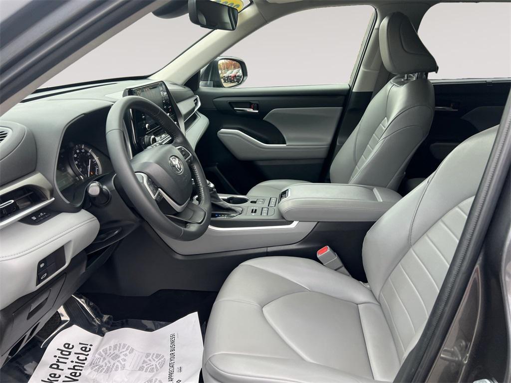 used 2022 Toyota Highlander car, priced at $34,329
