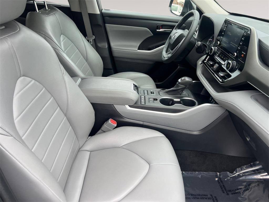 used 2022 Toyota Highlander car, priced at $34,329