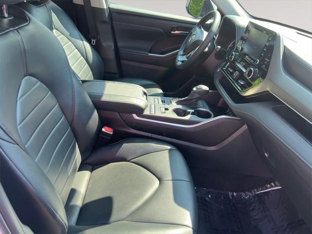used 2022 Toyota Highlander car, priced at $38,311
