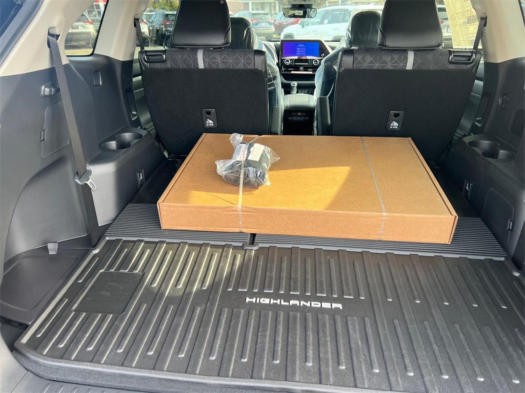 new 2025 Toyota Highlander Hybrid car, priced at $51,868