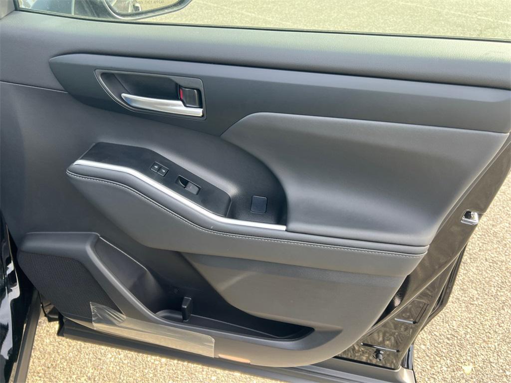 new 2025 Toyota Highlander Hybrid car, priced at $51,868