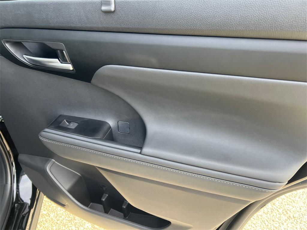 new 2025 Toyota Highlander Hybrid car, priced at $51,868