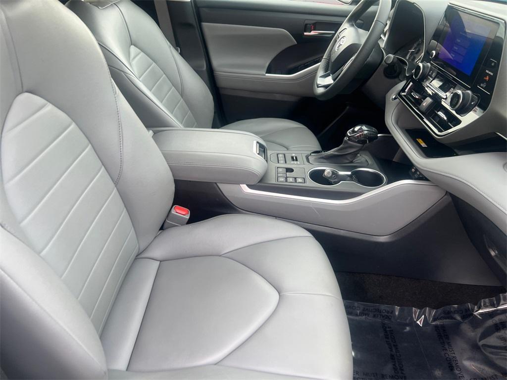 used 2023 Toyota Highlander car, priced at $39,489