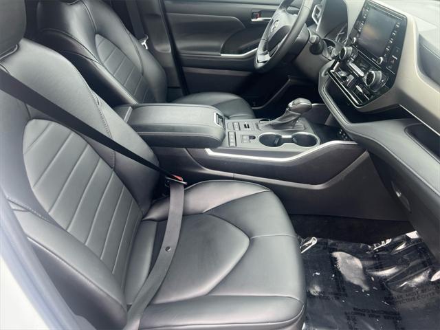 used 2022 Toyota Highlander car, priced at $31,987