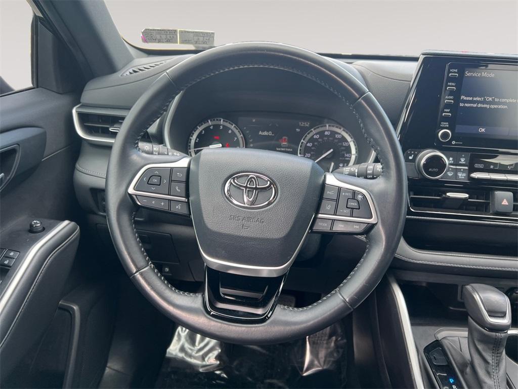 used 2022 Toyota Highlander car, priced at $37,916