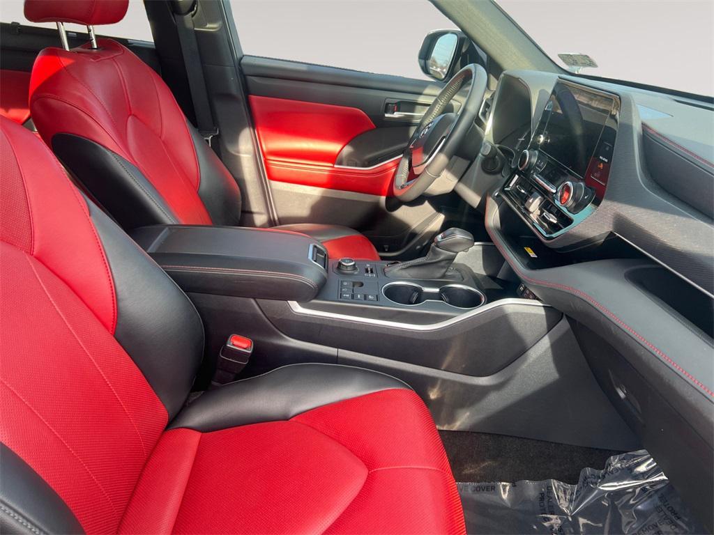 used 2023 Toyota Highlander car, priced at $40,249