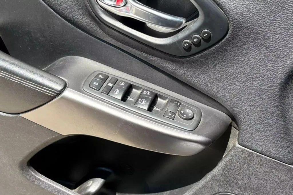 used 2020 Jeep Cherokee car, priced at $13,471