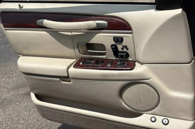 used 2003 Lincoln Town Car car, priced at $8,984