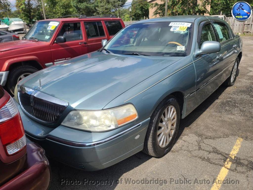 used 2004 Lincoln Town Car car, priced at $2,950