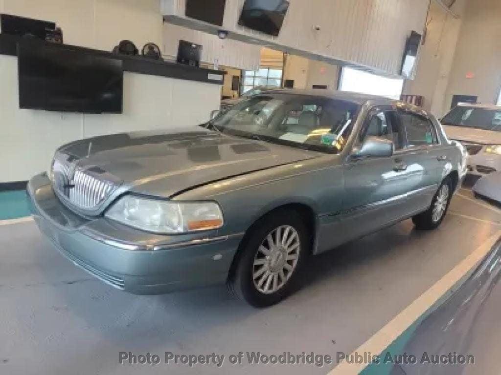 used 2004 Lincoln Town Car car, priced at $2,950