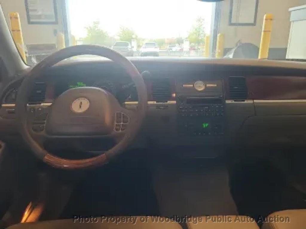 used 2004 Lincoln Town Car car, priced at $2,950