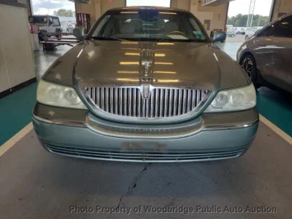 used 2004 Lincoln Town Car car, priced at $2,950