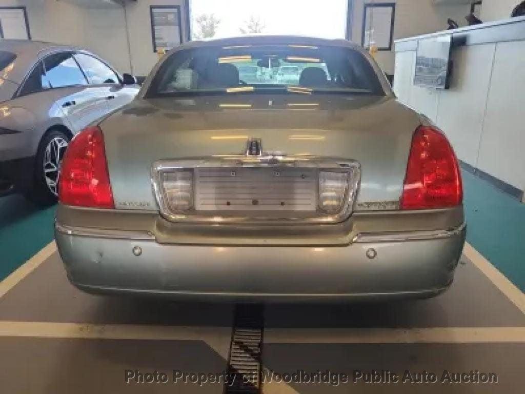 used 2004 Lincoln Town Car car, priced at $2,950