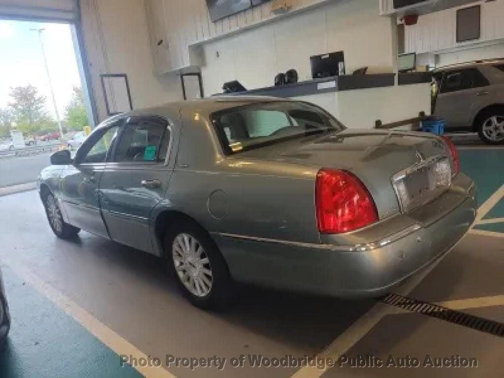 used 2004 Lincoln Town Car car, priced at $2,950