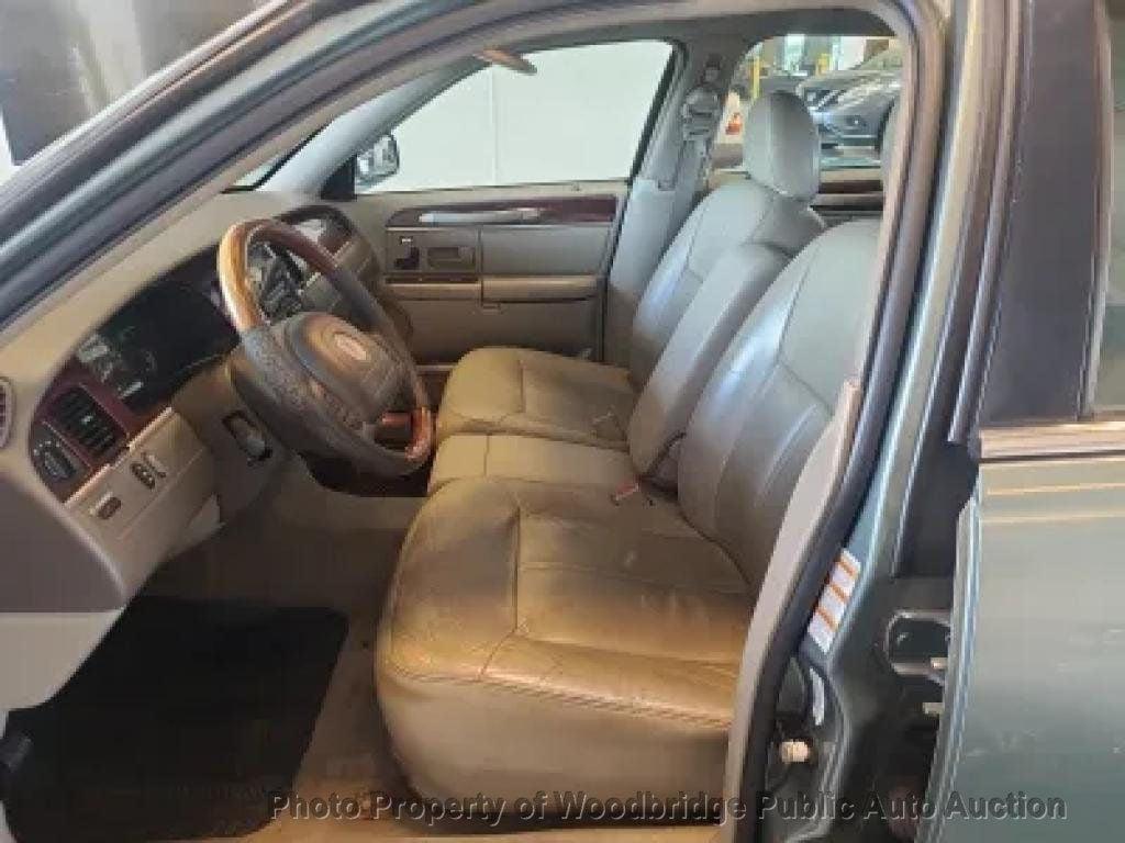 used 2004 Lincoln Town Car car, priced at $2,950