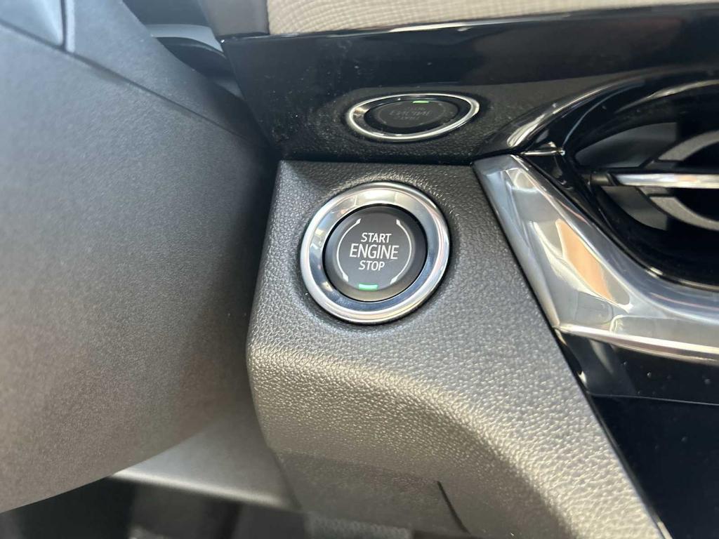 new 2025 Buick Envista car, priced at $27,556