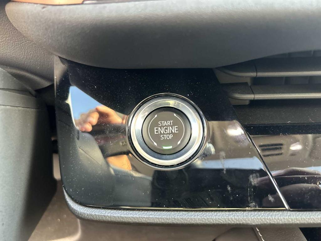new 2025 Buick Envision car, priced at $38,240