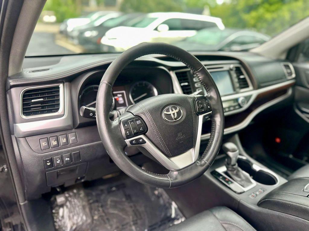used 2015 Toyota Highlander Hybrid car, priced at $21,999