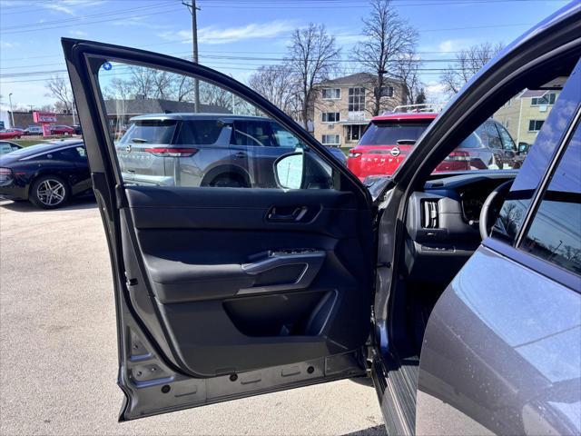 new 2025 Nissan Pathfinder car, priced at $44,925