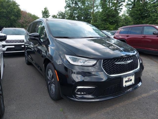 new 2022 Chrysler Pacifica Hybrid car, priced at $50,008