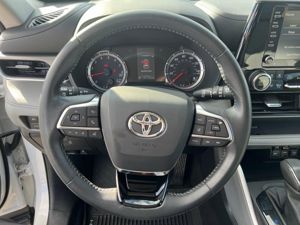 used 2020 Toyota Highlander car, priced at $28,900