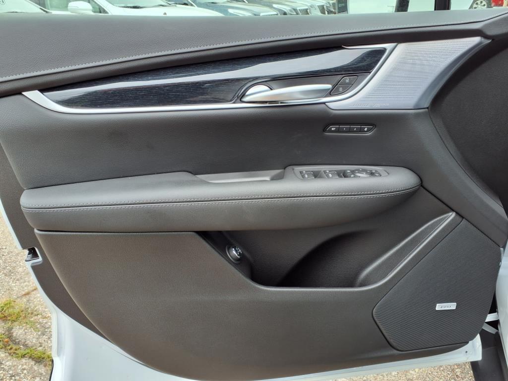 new 2025 Cadillac XT5 car, priced at $50,553